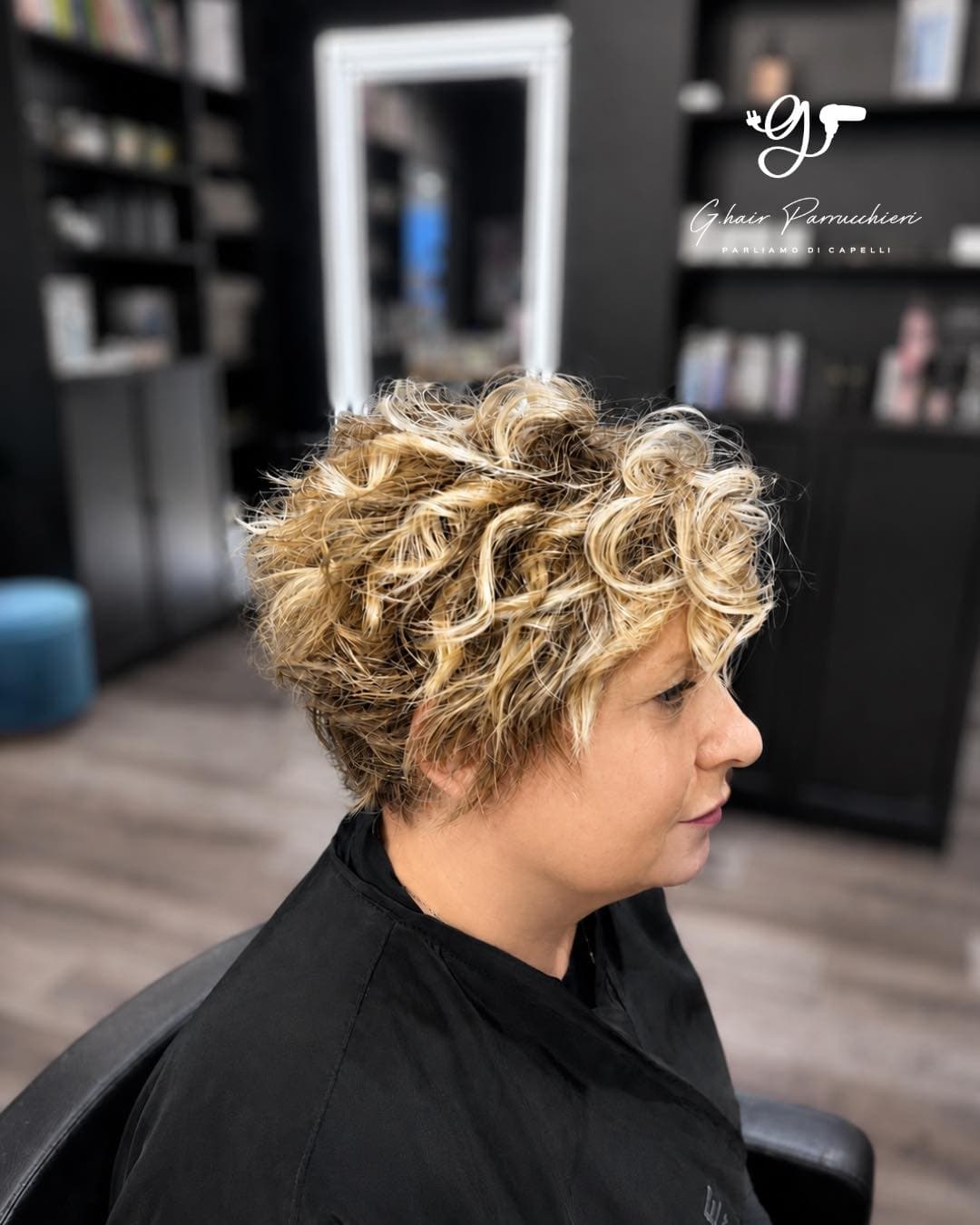 Corto biondo, volume e movimento